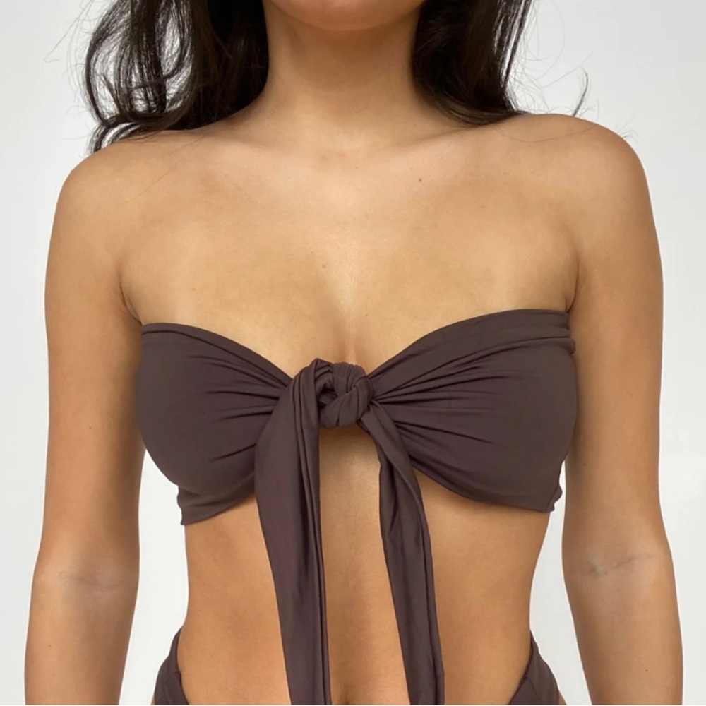 437 Leo top